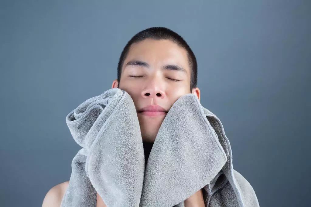 manfaat mengompres wajah dengan air hangat